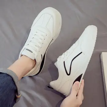 Нова дишаща малка бяла обувки за подови настилки, ежедневни и универсална мъжки обувки, спортни обувки за подови настилки, парусиновая бели обувки, единични обувки Изображение