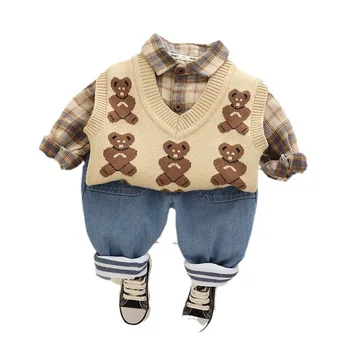 Нов есенен детски костюм 2023 г., пуловер с анимационни мечка, Елек, Риза в клетката, Дънкови панталони, комплект от три елемента, дрехи за момчета Изображение